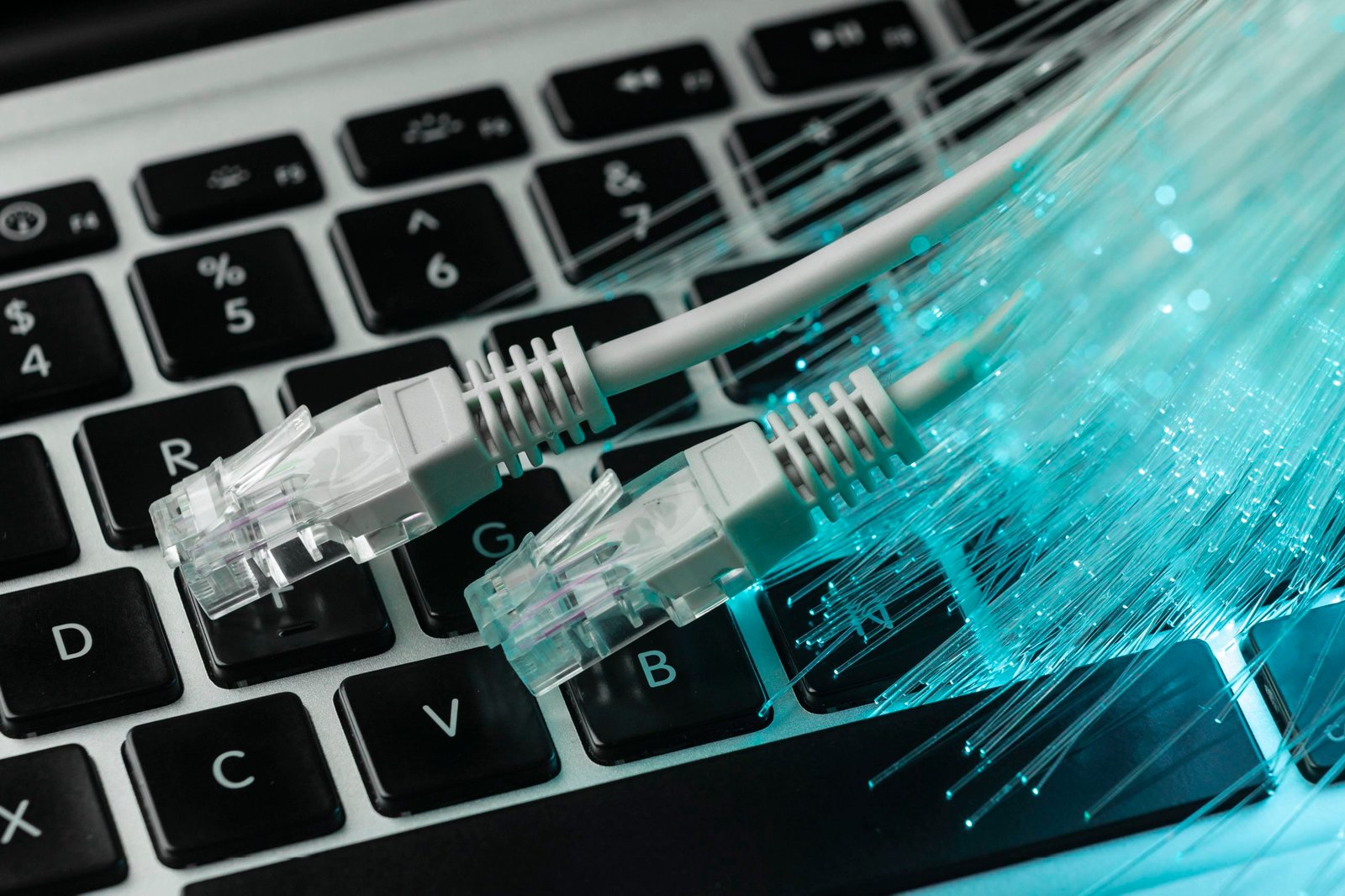 fibre-optique-bleue-cables-ethernet-ordinateur-portable