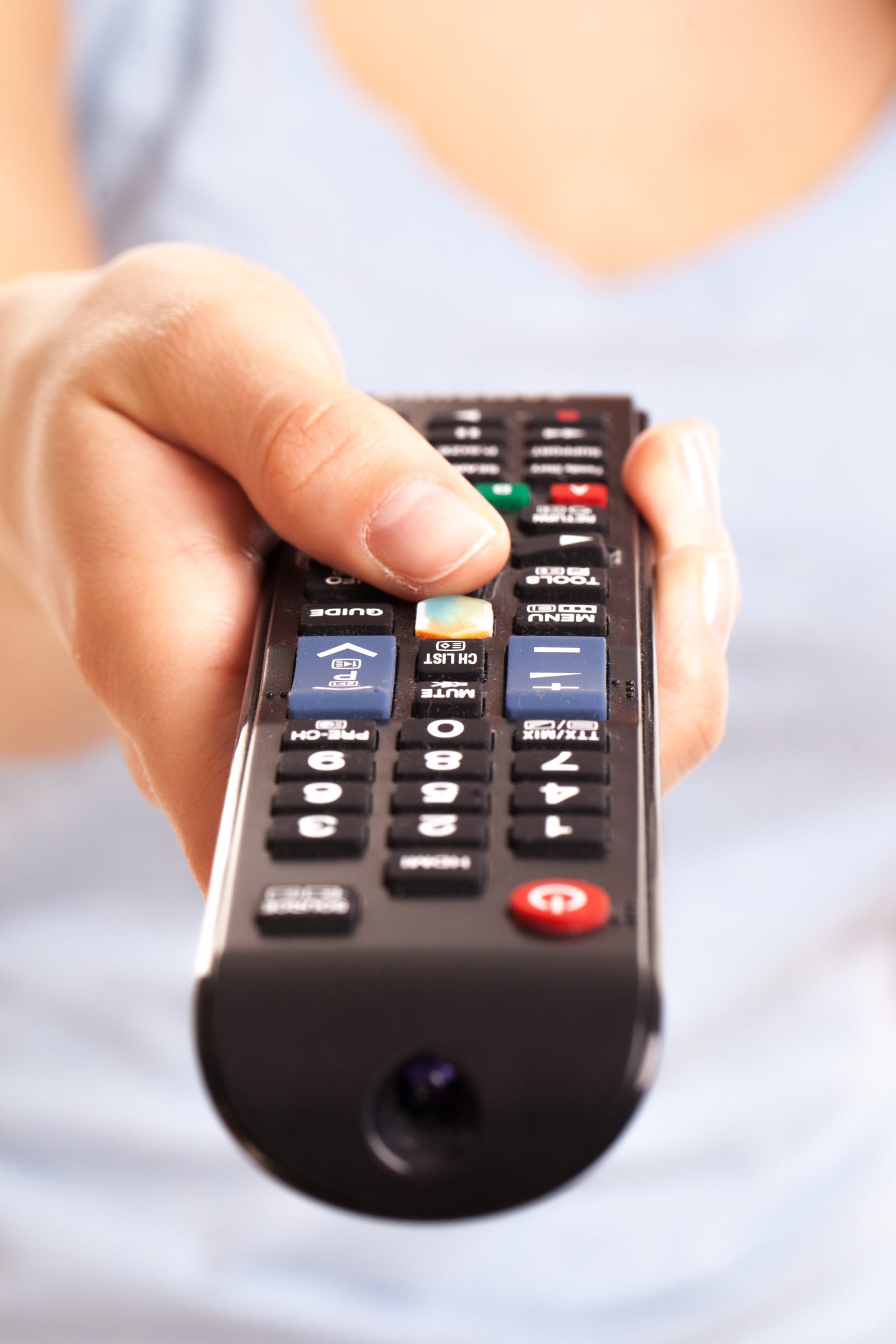 TV console in woman's hand installation tv murale sans fil apparent